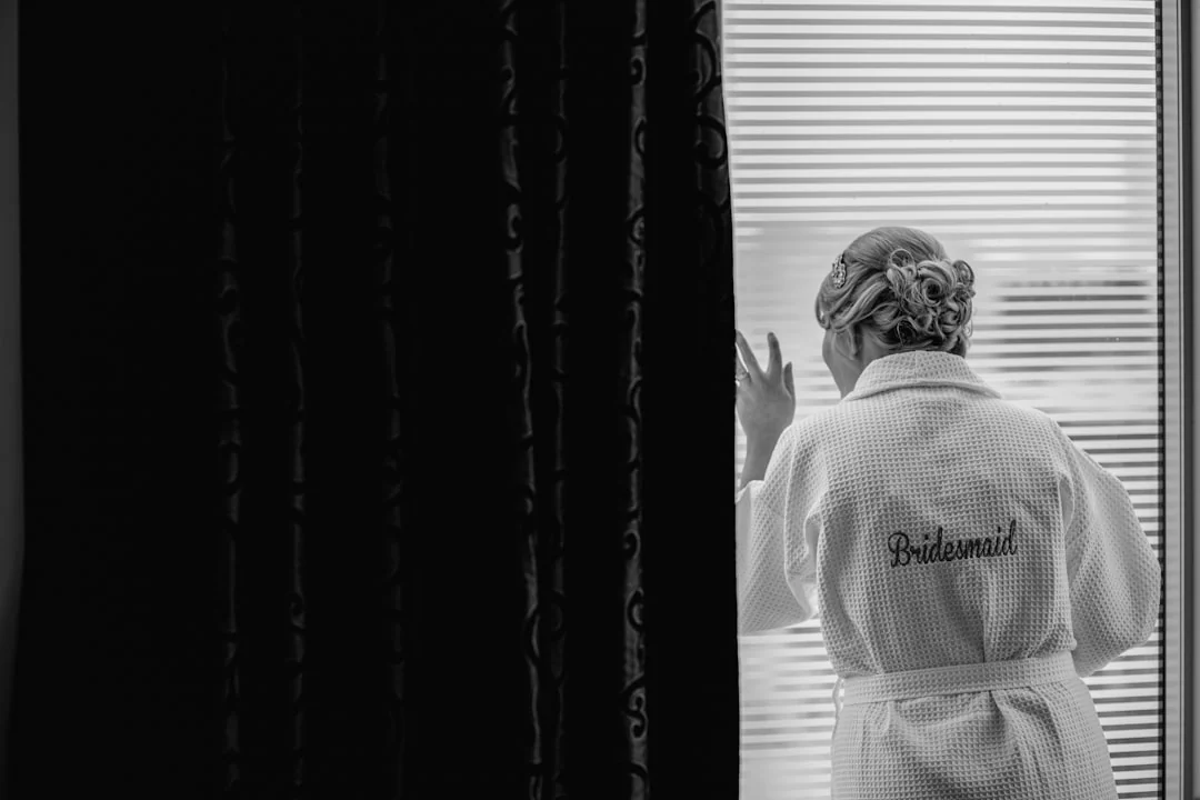 creative-03 Vue de dessus d’une femme passant l’aspirateur sur un tapis à la maison, mettant en avant la propreté et l’entretien du foyer.